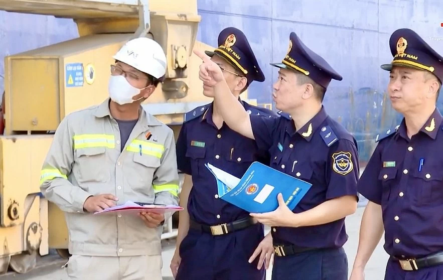 undefined Hải quan hỏa tốc tháo gỡ ách tắc, thông quan 24/7 thực phẩm nhập khẩu