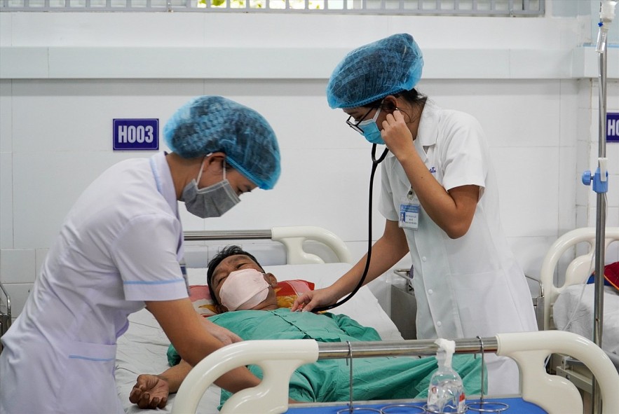 Bao phủ bảo hiểm y tế là điểm sáng nổi bật trong thực hiện Nghị quyết Đại hội XIII của Đảng Bao phủ bảo hiểm y tế là điểm sáng nổi bật trong thực hiện Nghị quyết Đại hội XIII của Đảng