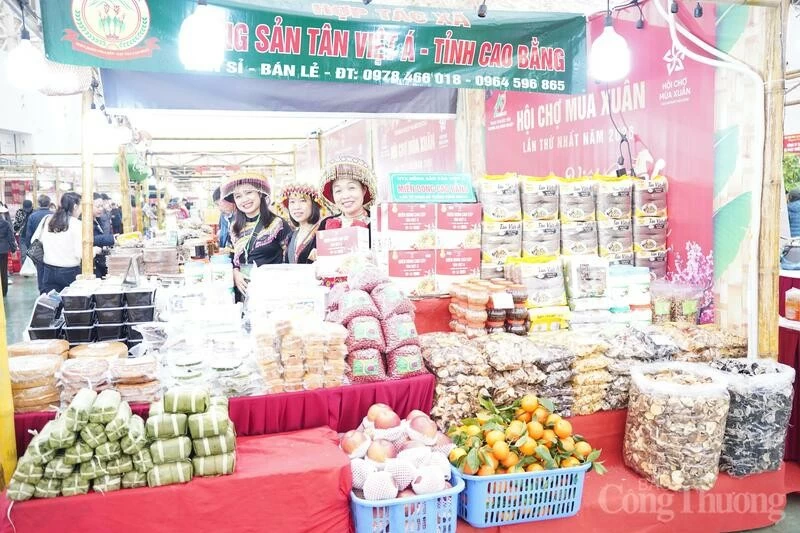 Nhiều đặc sản vùng miền thu hút người mua sắm Tết tại Hội chợ Mùa Xuân năm 2026 Nhiều đặc sản vùng miền thu hút người mua sắm Tết tại Hội chợ Mùa Xuân năm 2026