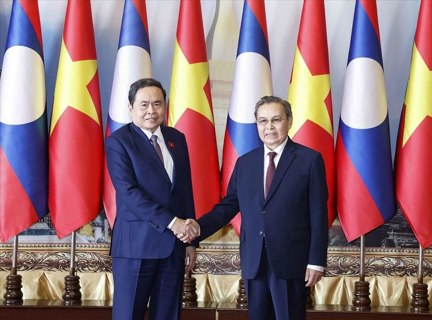 Chủ tịch Quốc hội Trần Thanh Mẫn gặp Chủ tịch Quốc hội Lào Saysomphone Phomvihane. Ảnh: Thống Nhất – TTXVN Quốc hội Việt Nam - Lào thắt chặt hợp tác, vun đắp quan hệ hữu nghị vĩ đại
