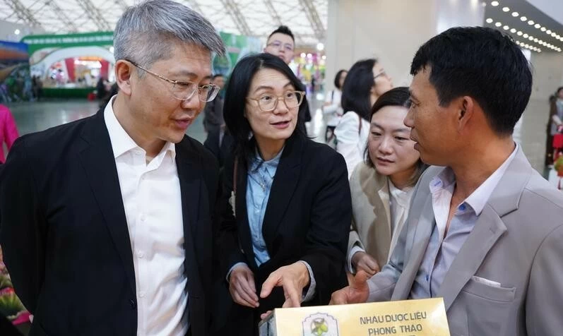 Khách Trung Quốc đánh giá cao Hội chợ Mùa Xuân 2026 Khách Trung Quốc đánh giá cao Hội chợ Mùa Xuân 2026