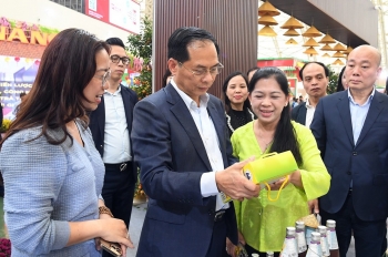 Phó Thủ tướng Bùi Thanh Sơn thăm quan, trải nghiệm sản phẩm tại Hội chợ Mùa Xuân 2026