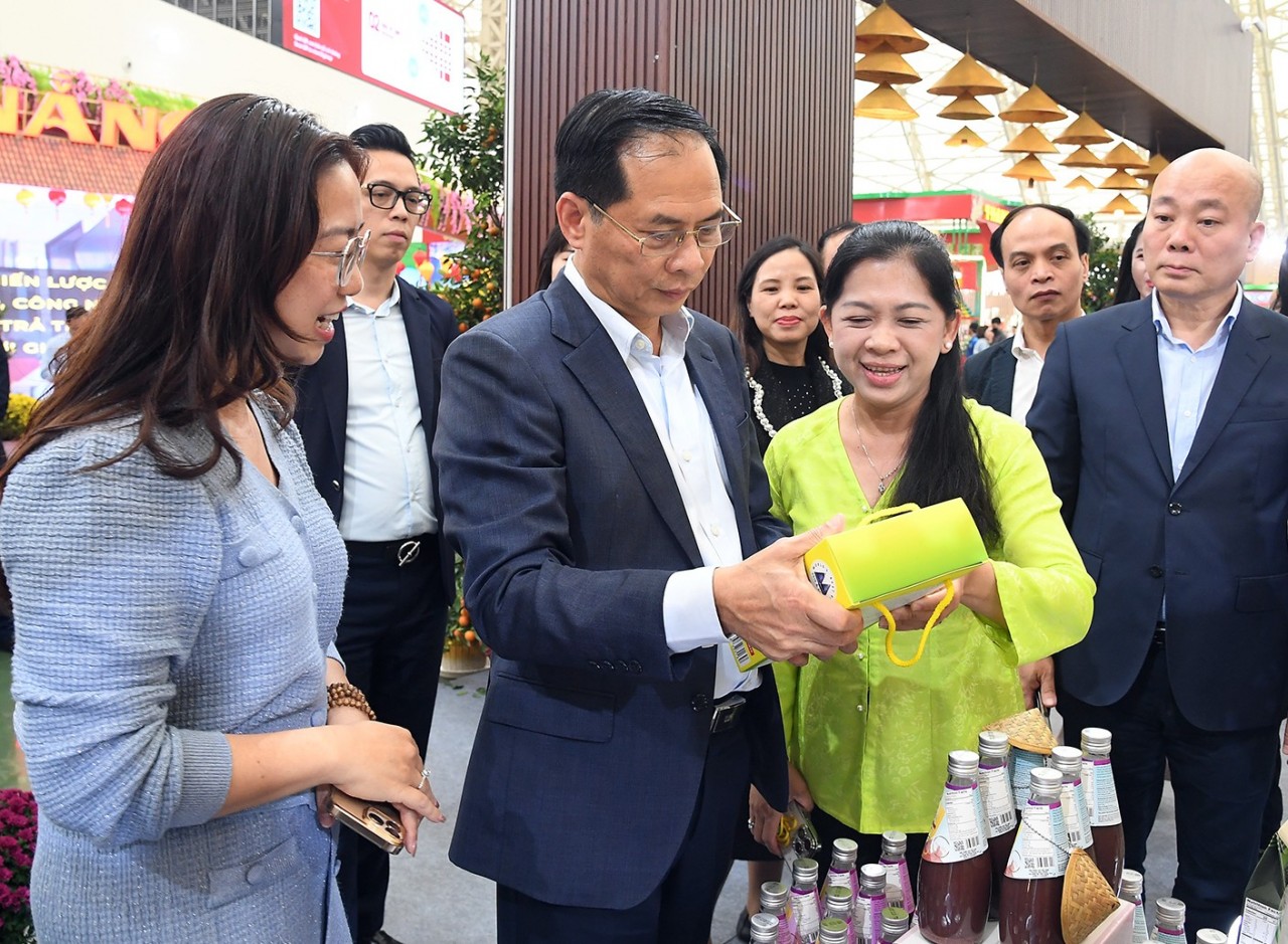 Lượng khách đến hội chợ ngày càng  đông, doanh thu một số gian hàng đạt hàng tỷ đồng