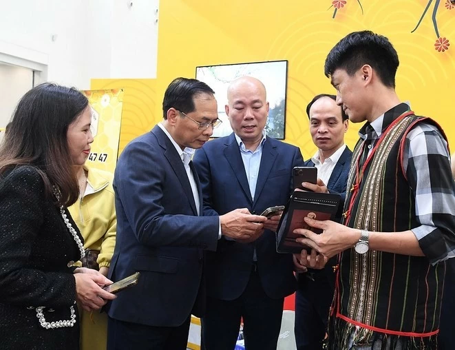 Lượng khách đến hội chợ ngày càng đông, doanh thu một số gian hàng đạt hàng tỷ đồng Lượng khách đến hội chợ ngày càng đông, doanh thu một số gian hàng đạt hàng tỷ đồng