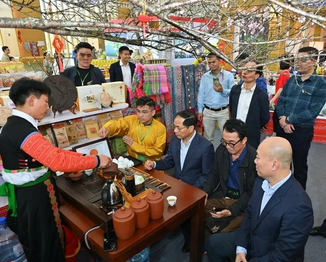 Lượng khách đến hội chợ ngày càng đông, doanh thu một số gian hàng đạt hàng tỷ đồng Lượng khách đến hội chợ ngày càng đông, doanh thu một số gian hàng đạt hàng tỷ đồng