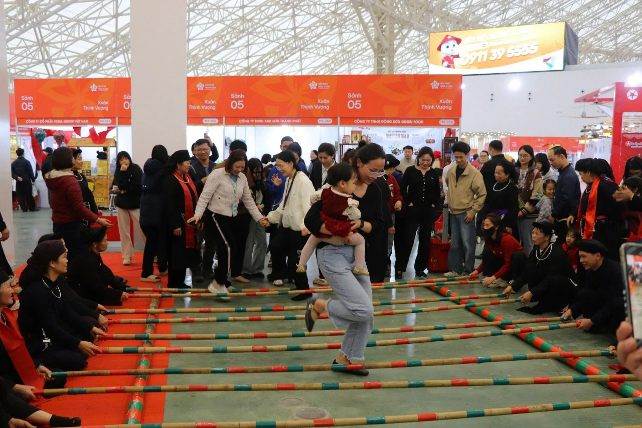 Chủ nhật sôi động tại Hội chợ Mùa Xuân 2026: Người dân nô nức sắm Tết Chủ nhật sôi động tại Hội chợ Mùa Xuân 2026: Người dân nô nức sắm Tết