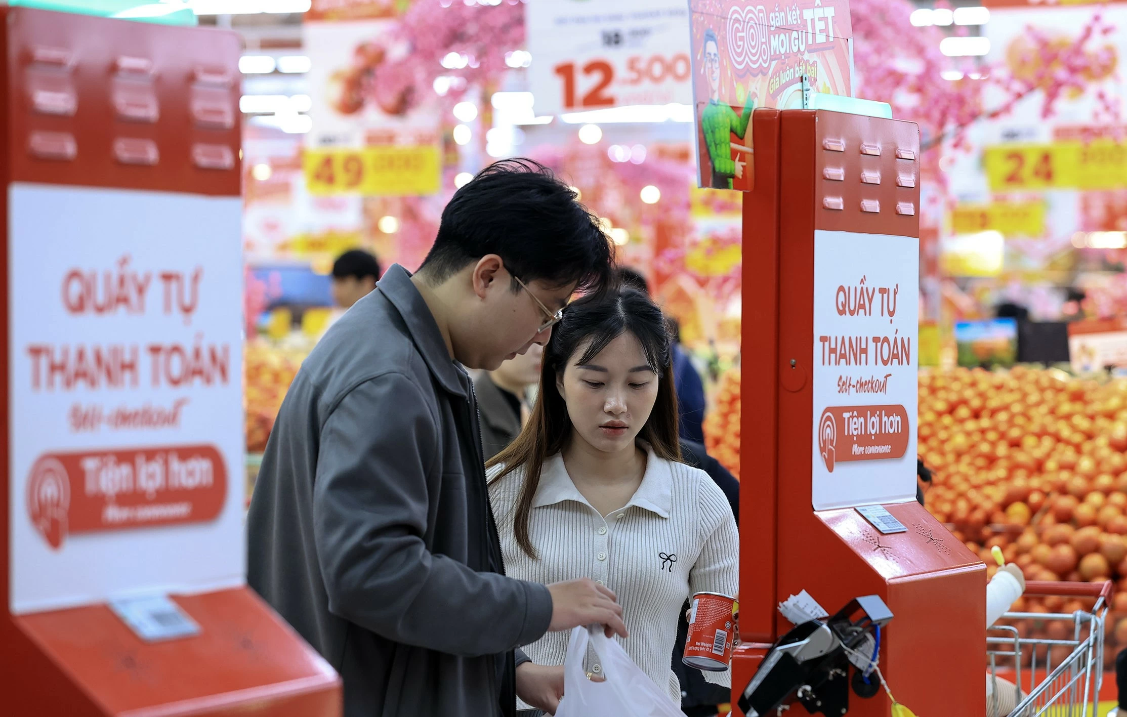 Nhộn nhịp thị trường mua sắm Tết Bính Ngọ Nhộn nhịp thị trường mua sắm Tết Bính Ngọ