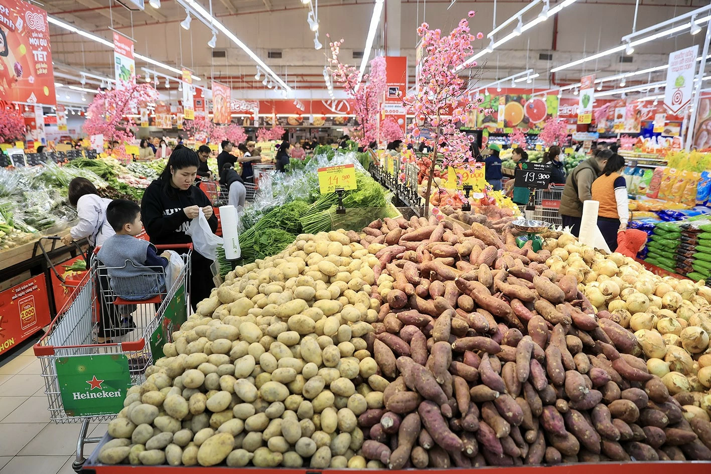 Nhộn nhịp thị trường mua sắm Tết Bính Ngọ Nhộn nhịp thị trường mua sắm Tết Bính Ngọ