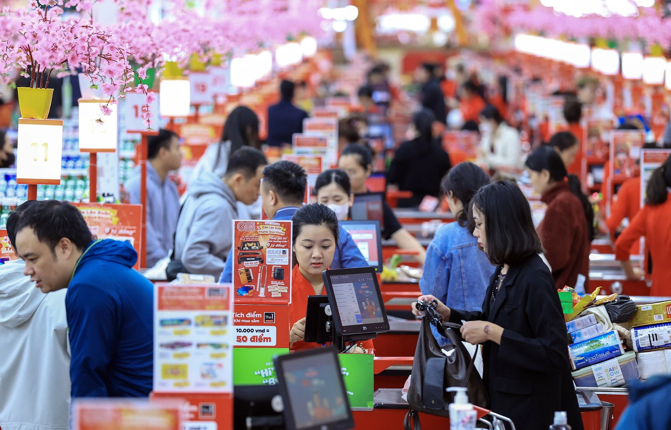 Nhộn nhịp thị trường mua sắm Tết Bính Ngọ Nhộn nhịp thị trường mua sắm Tết Bính Ngọ