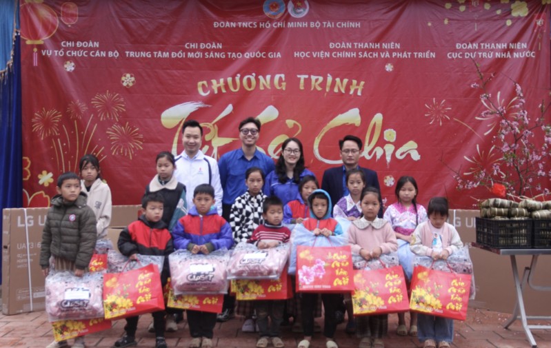 Tuổi trẻ ngành Tài chính mang mùa xuân yêu thương đến vùng khó khăn Thái Nguyên