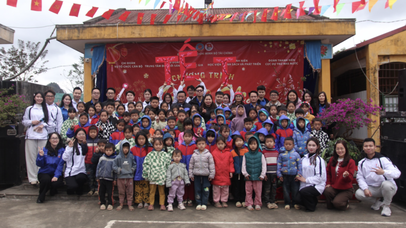 Tuổi trẻ ngành Tài chính mang mùa xuân yêu thương đến vùng khó khăn Thái Nguyên