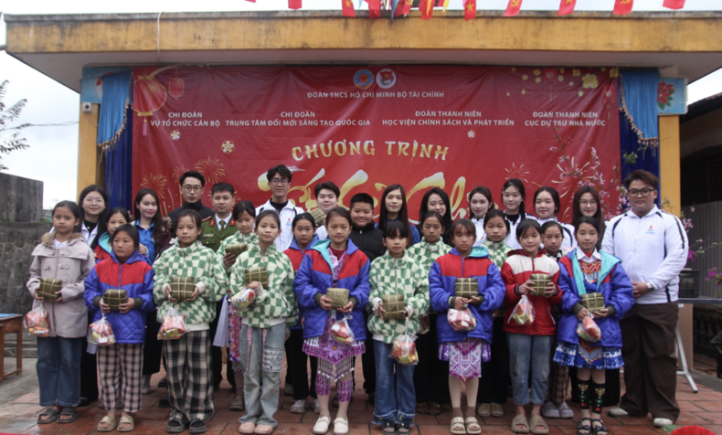 Tuổi trẻ ngành Tài chính mang mùa xuân yêu thương đến vùng khó khăn Thái Nguyên