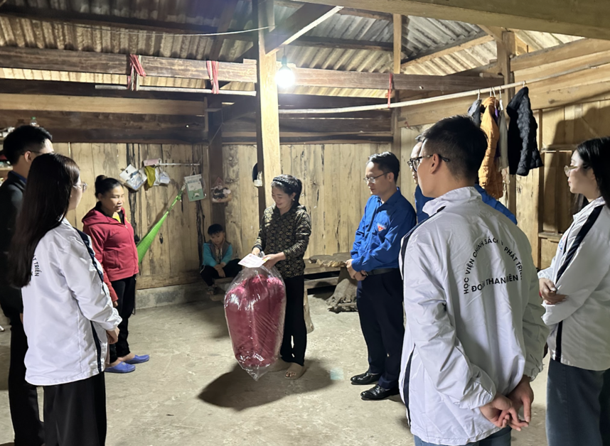 Tuổi trẻ ngành Tài chính mang mùa xuân yêu thương đến vùng khó khăn Thái Nguyên