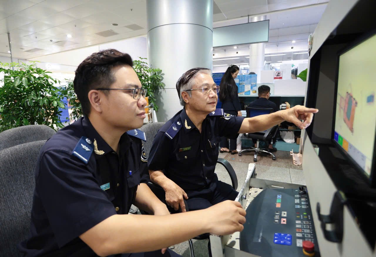 Hải quan cửa khẩu Tân Sơn Nhất siết chặt chống buôn lậu, tạo thuận lợi thông quan dịp Tết