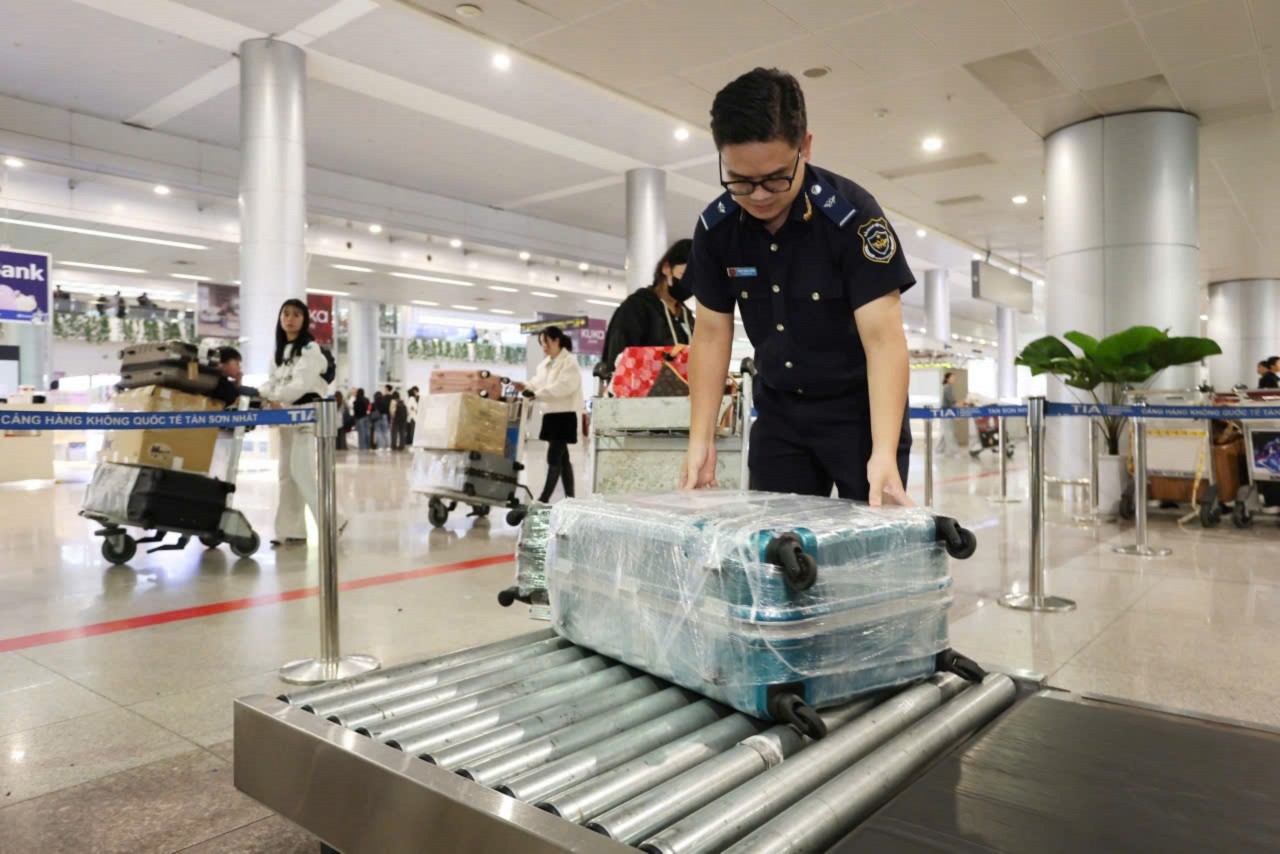 Hải quan cửa khẩu Tân Sơn Nhất siết chặt chống buôn lậu, tạo thuận lợi thông quan dịp Tết