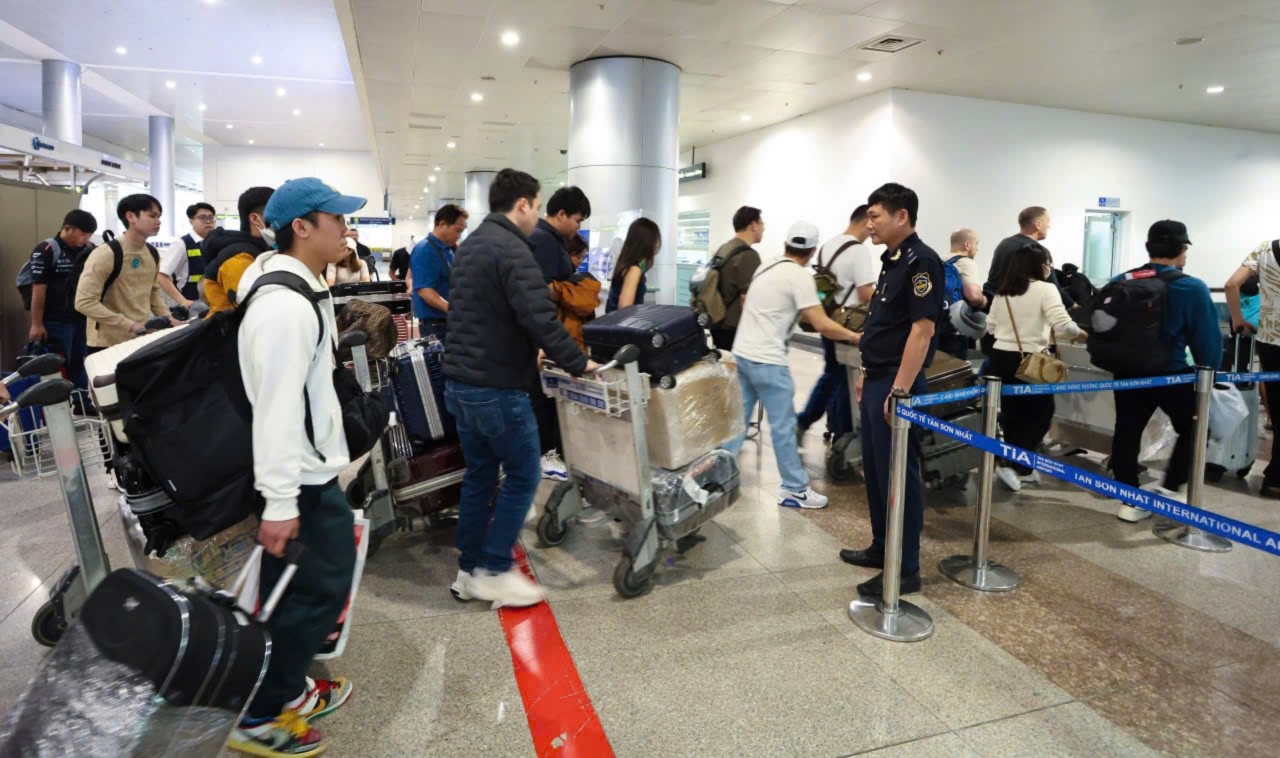 Hải quan cửa khẩu Tân Sơn Nhất siết chặt chống buôn lậu, tạo thuận lợi thông quan dịp Tết