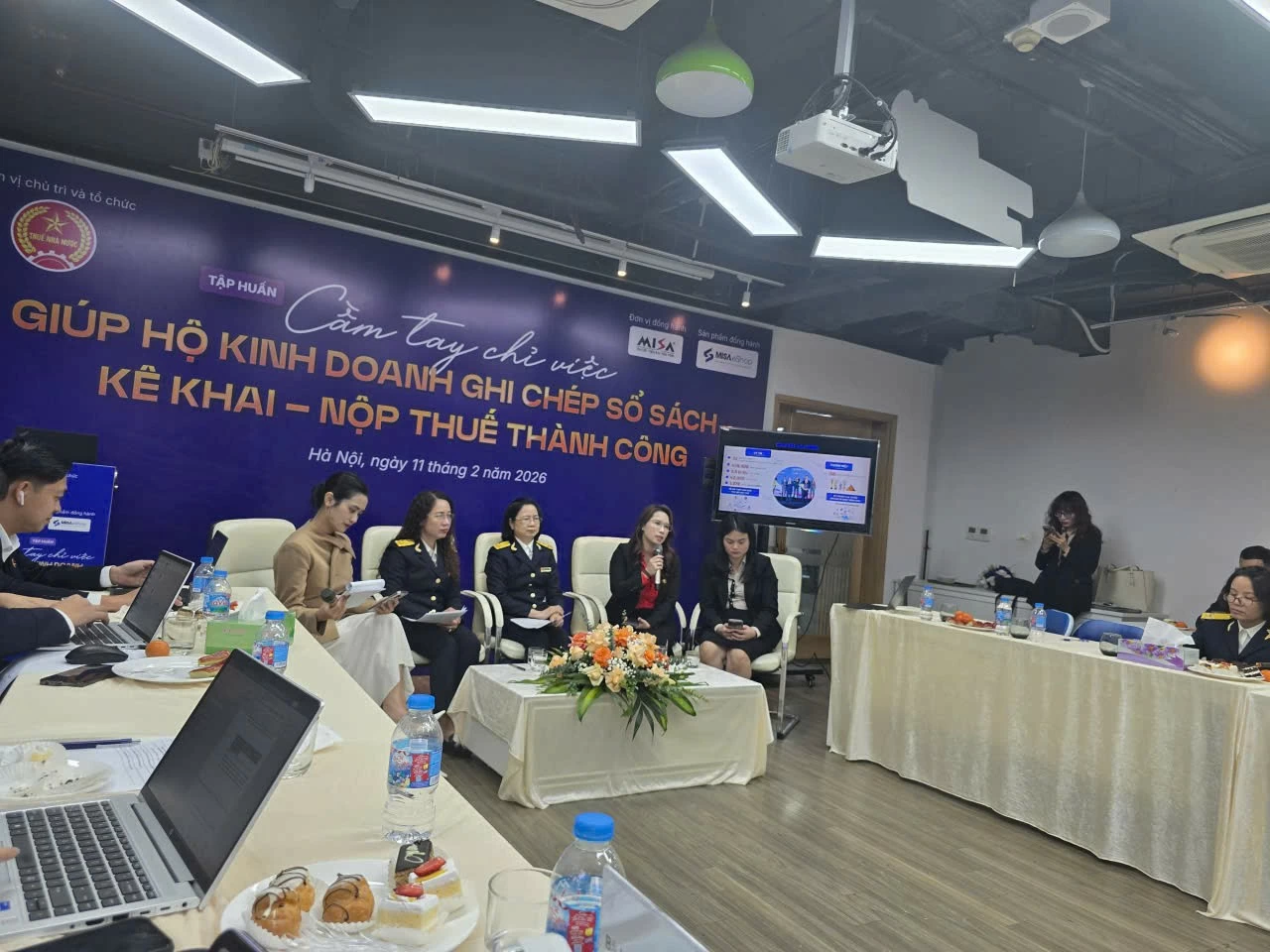 “Cầm tay chỉ việc” giúp hộ kinh doanh ghi chép sổ sách - kê khai - nộp thuế thành công “Cầm tay chỉ việc” giúp hộ kinh doanh ghi chép sổ sách - kê khai - nộp thuế thành công