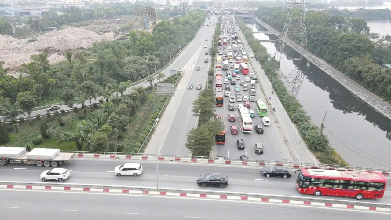 Hà Nội: Tăng cường phân luồng, xử lý vi phạm dừng đỗ để giảm ùn tắc dịp cận Tết Hà Nội: Tăng cường phân luồng, xử lý vi phạm dừng đỗ để giảm ùn tắc dịp cận Tết