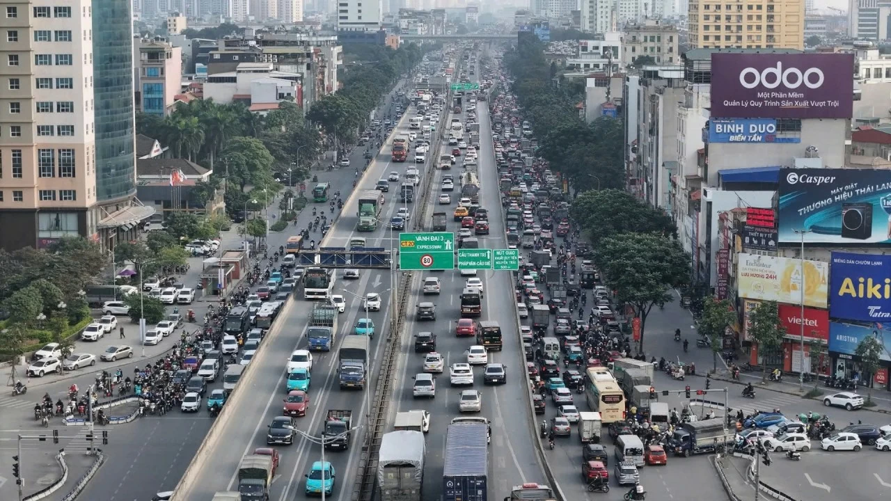 Hà Nội: Tăng cường phân luồng, xử lý vi phạm dừng đỗ để giảm ùn tắc dịp cận Tết Hà Nội: Tăng cường phân luồng, xử lý vi phạm dừng đỗ để giảm ùn tắc dịp cận Tết