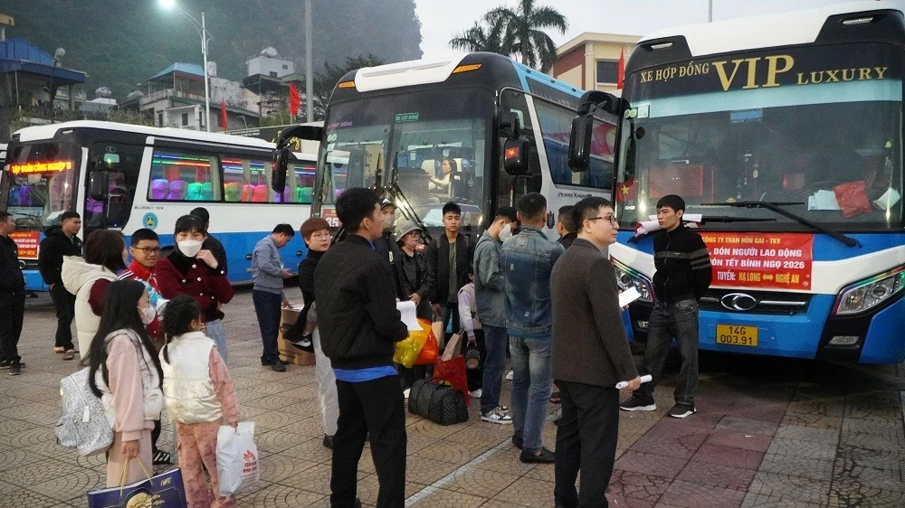 Quảng Ninh: Tổ chức hàng trăm chuyến xe miễn phí đưa công nhân mỏ về quê đón tết Quảng Ninh: Tổ chức hàng trăm chuyến xe miễn phí đưa công nhân mỏ về quê đón tết