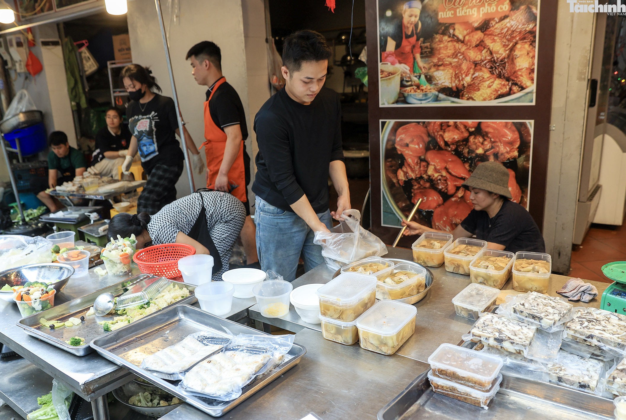 Hà Nội: Gà lễ giá tiền triệu vẫn đắt khách, làm không kịp bán