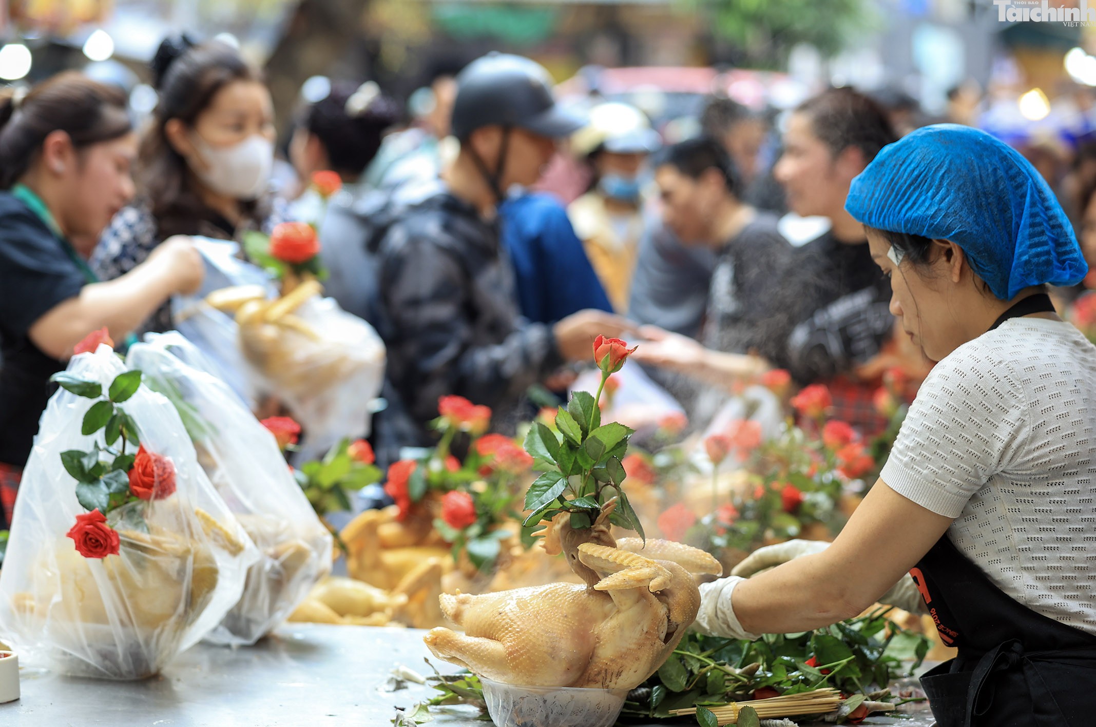 Hà Nội: Gà lễ giá tiền triệu vẫn đắt khách, làm không kịp bán
