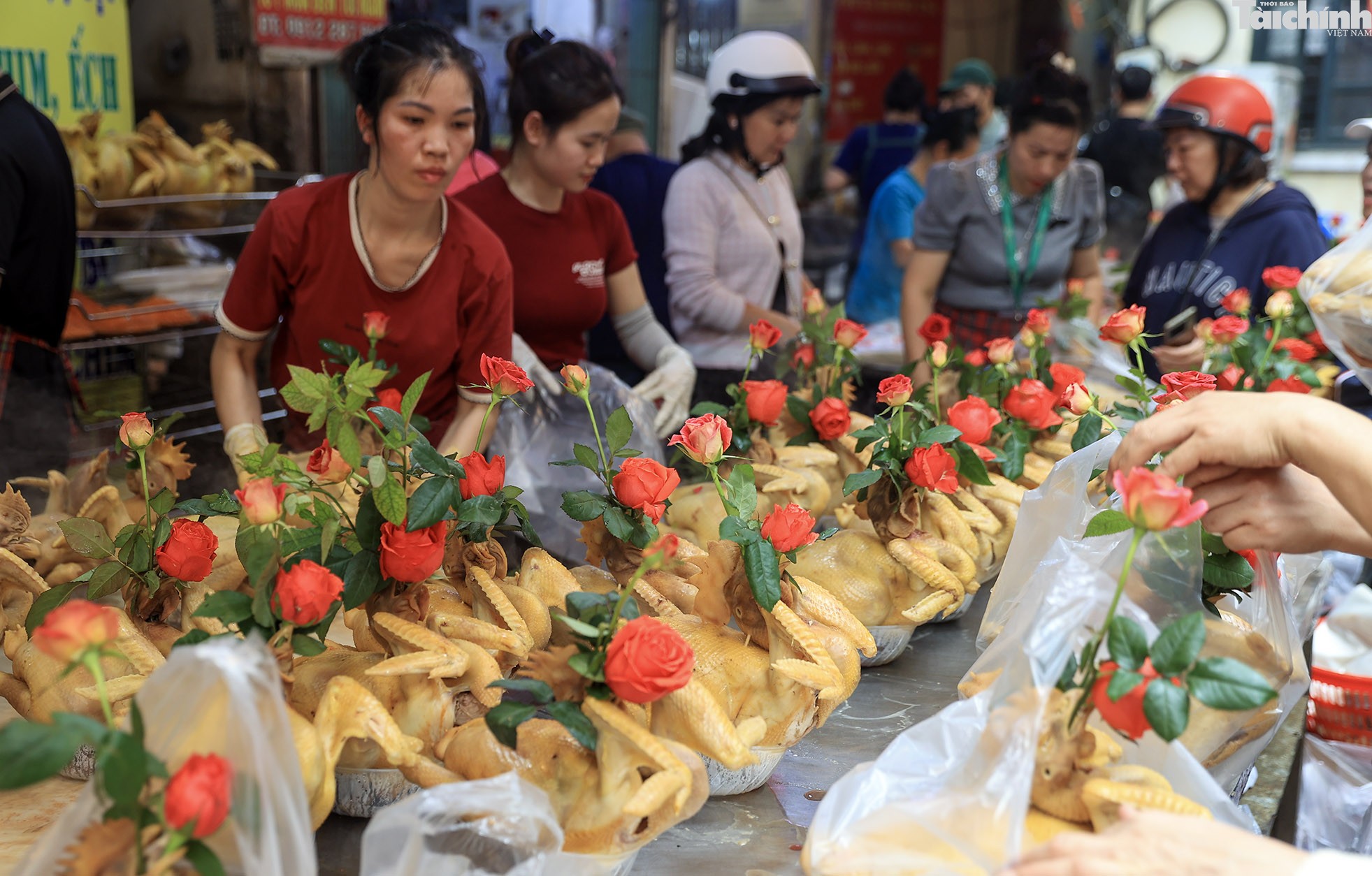 Hà Nội: Gà lễ giá tiền triệu vẫn đắt khách, làm không kịp bán