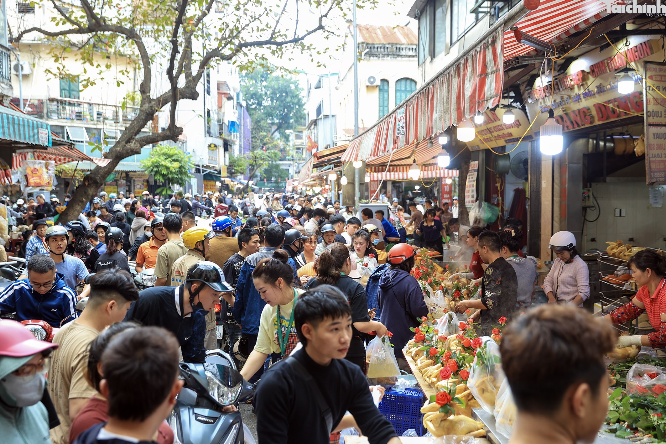 Hà Nội: Gà lễ giá tiền triệu vẫn đắt khách, làm không kịp bán