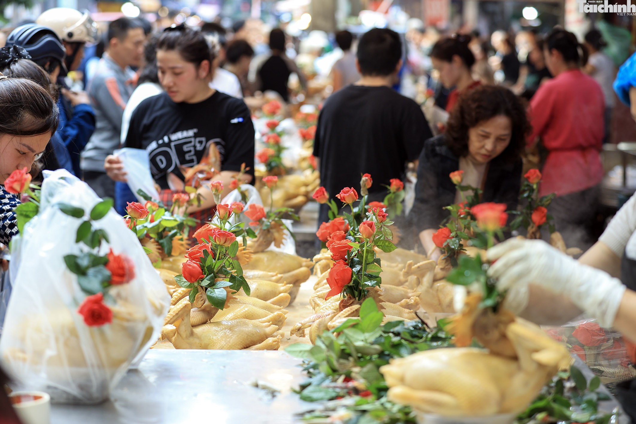 Hà Nội: Gà lễ giá tiền triệu vẫn đắt khách, làm không kịp bán