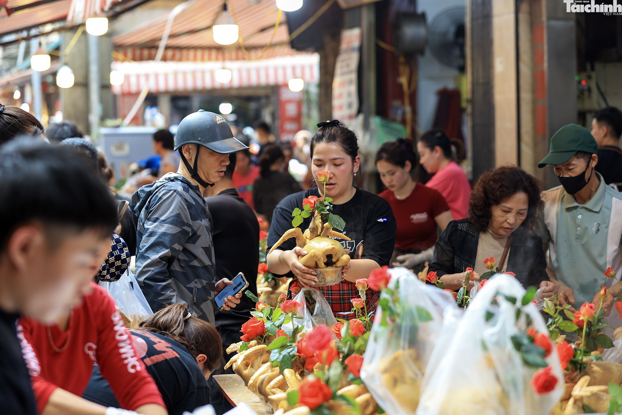 Hà Nội: Gà lễ giá tiền triệu vẫn đắt khách, làm không kịp bán
