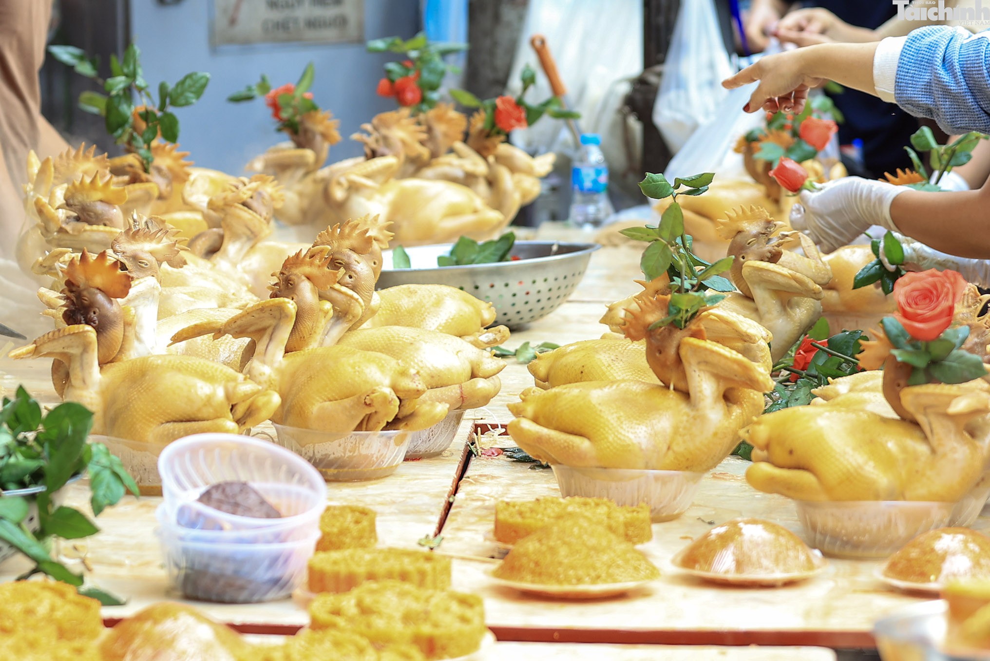 Hà Nội: Gà lễ giá tiền triệu vẫn đắt khách, làm không kịp bán