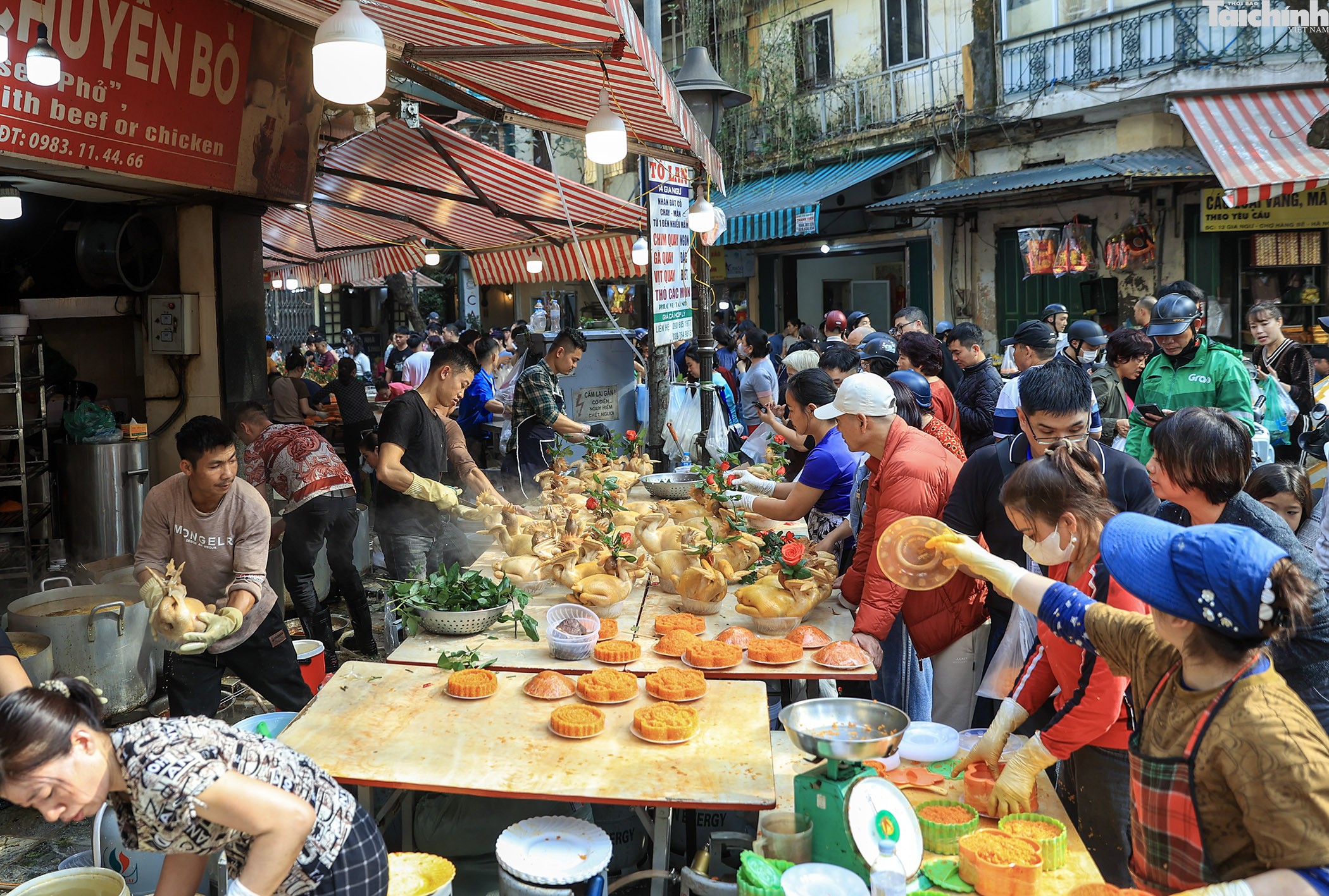 Hà Nội: Gà lễ giá tiền triệu vẫn đắt khách, làm không kịp bán