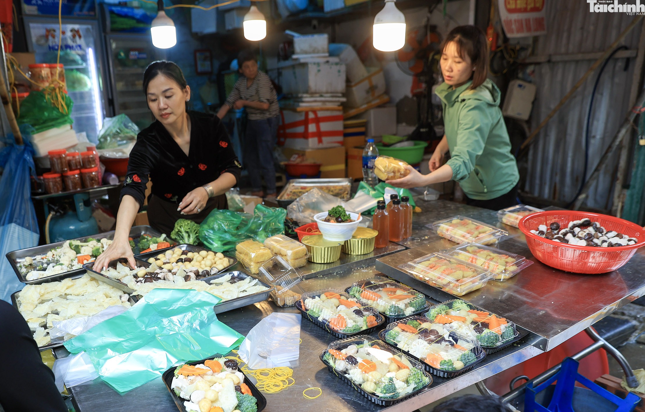 Hà Nội: Gà lễ giá tiền triệu vẫn đắt khách, làm không kịp bán