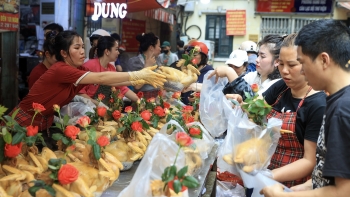 Hà Nội: Gà lễ giá tiền triệu vẫn đắt khách, làm không kịp bán