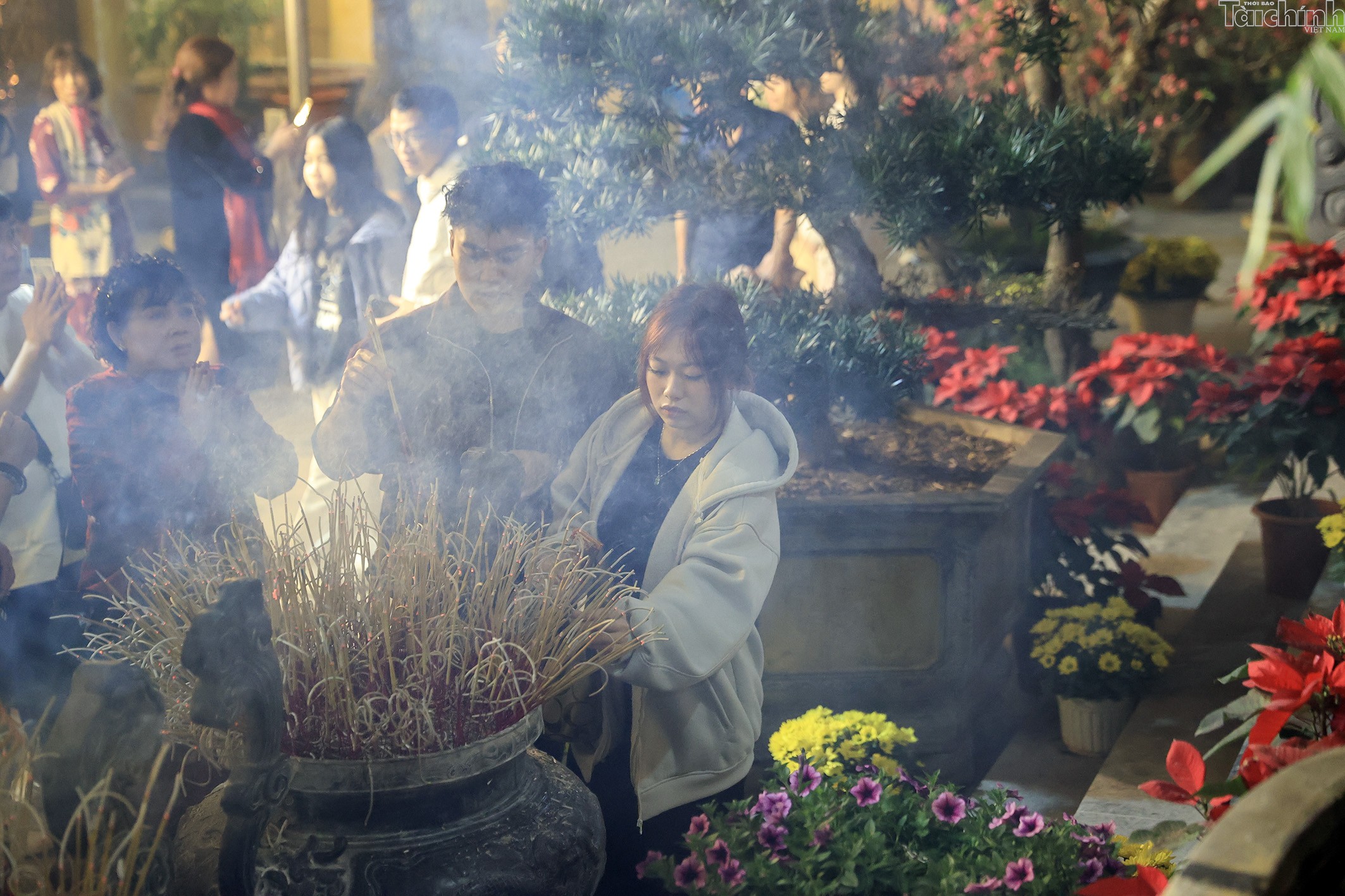 Đêm giao thừa linh thiêng và rộn ràng của người Hà Nội