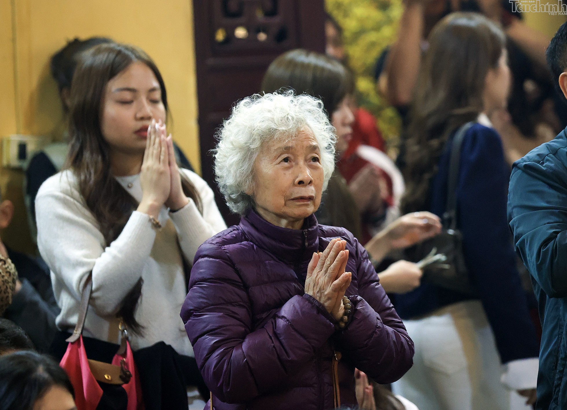 Đêm giao thừa linh thiêng và rộn ràng của người Hà Nội