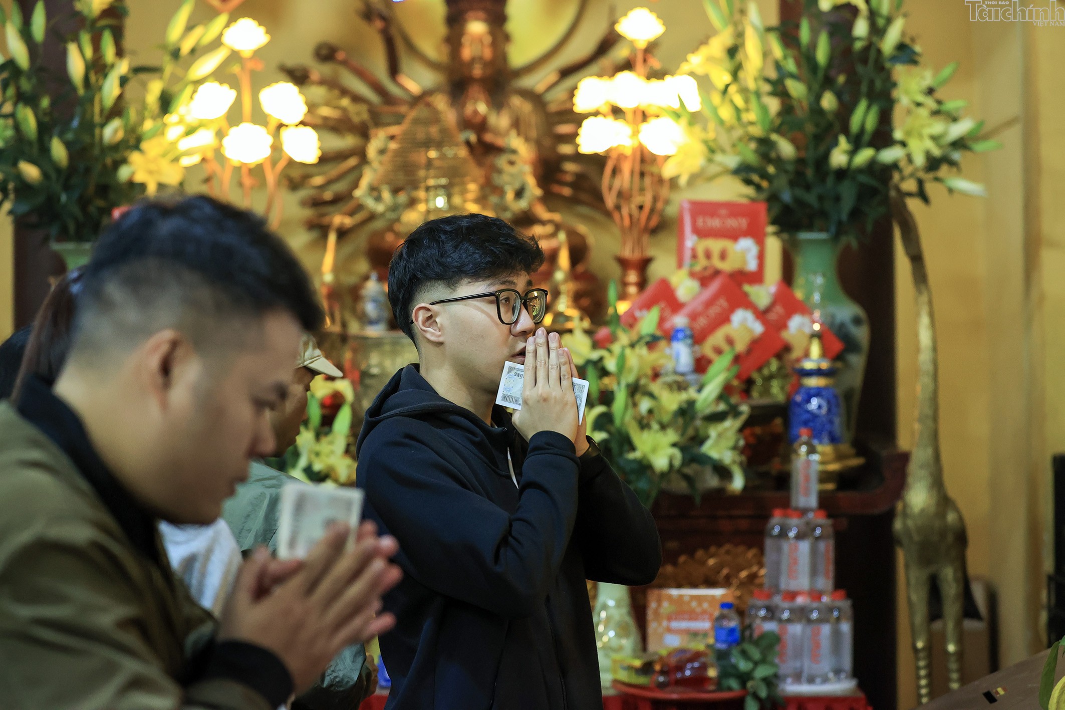 Đêm giao thừa linh thiêng và rộn ràng của người Hà Nội