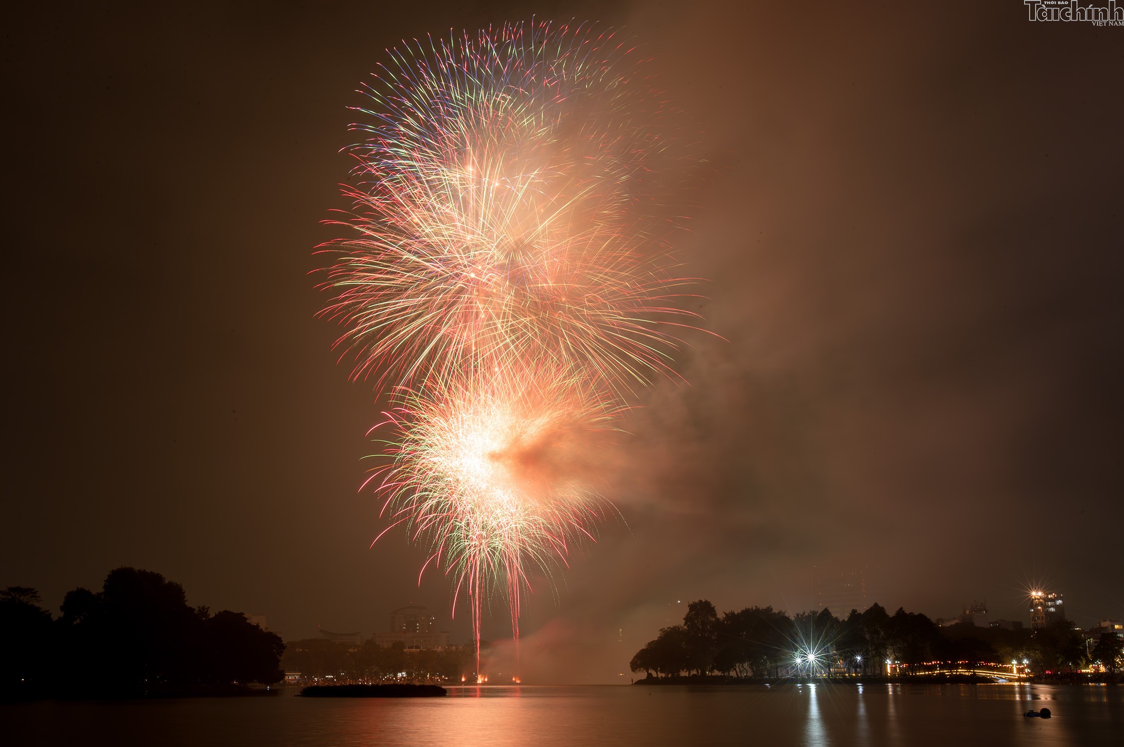 Đêm giao thừa linh thiêng và rộn ràng của người Hà Nội