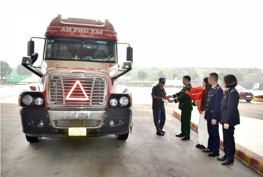 undefined Mùng 1 Tết 2026 cửa khẩu Kim Thành thông quan 13 xe nông sản