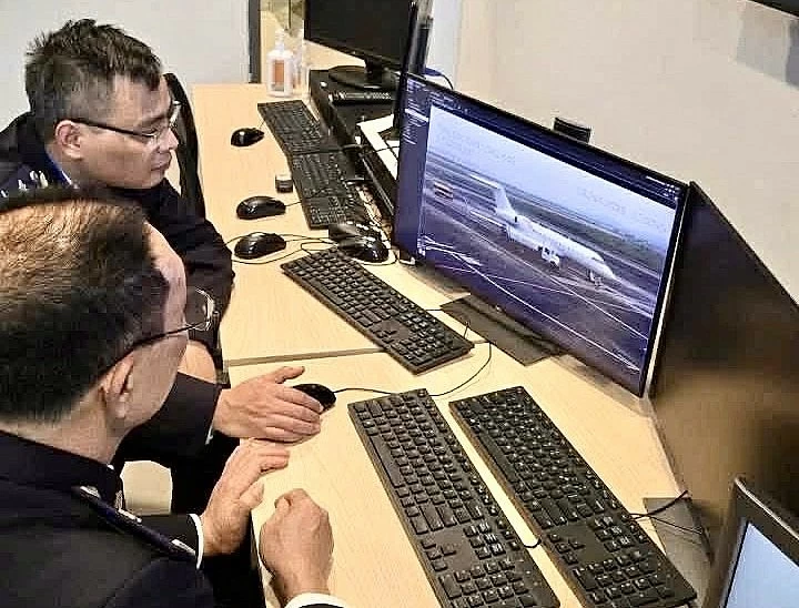 undefined Hải quan Cẩm Phả khai xuân thông quan chuyến bay nhập cảnh đầu tiên tại Vân Đồn