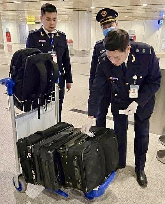 undefined Hải quan Cẩm Phả khai xuân thông quan chuyến bay nhập cảnh đầu tiên tại Vân Đồn