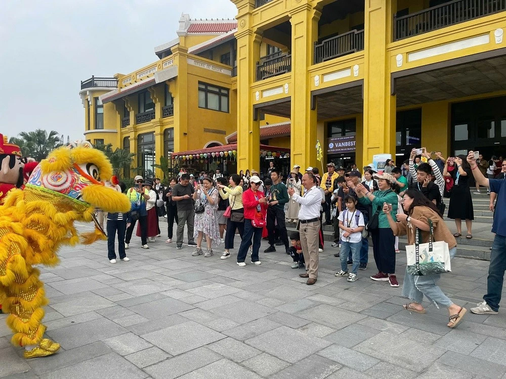 Quảng Ninh thu từ du lịch ước đạt hơn 1.000 tỷ đồng trong 5 ngày nghỉ Tết Nguyên đán Quảng Ninh thu từ du lịch ước đạt hơn 1.000 tỷ đồng trong 5 ngày nghỉ Tết Nguyên đán