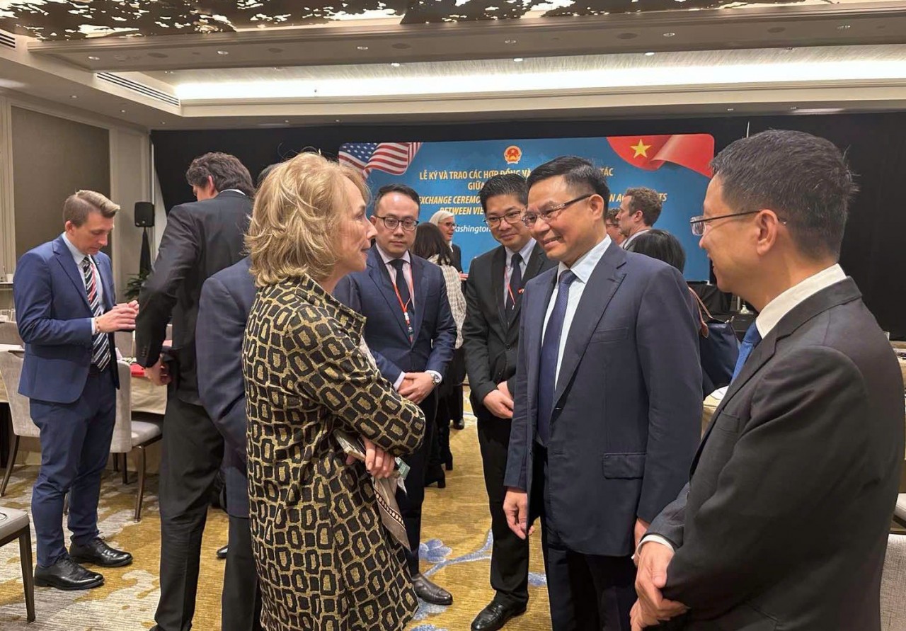 Quyền Bộ trưởng Bộ Công thương trao đổi với Giám đốc cơ quan Thương mại quốc tế Hoa Kỳ và Phó Chủ tịch AmCham Quyền Bộ trưởng Bộ Công thương trao đổi với Giám đốc cơ quan Thương mại quốc tế Hoa Kỳ và Phó Chủ tịch AmCham