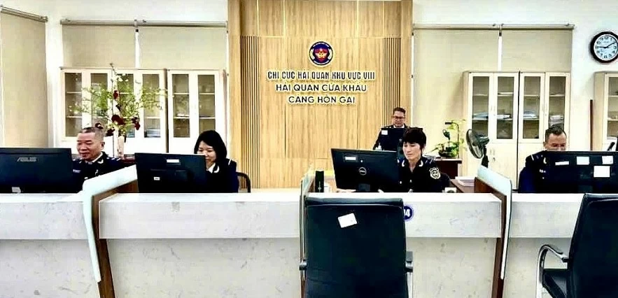 undefined Hải quan cửa khẩu cảng Hòn Gai vào guồng ngay ngày đầu xuân