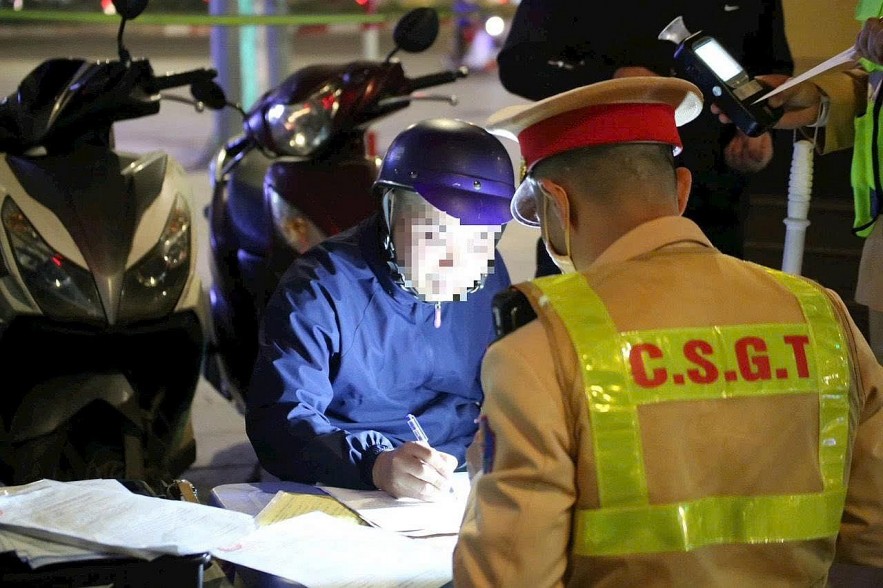 Hà Nội và cả nước đồng loạt siết kiểm tra nồng độ cồn, hơn 2.100 tài xế bị “tuýt còi” Hà Nội và cả nước đồng loạt siết kiểm tra nồng độ cồn, hơn 2.100 tài xế bị “tuýt còi”