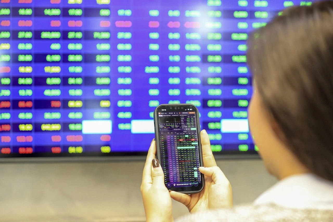 Chứng khoán ngày 24/2: VN-Index tiếp đà tăng điểm, hướng về mốc 1.900 điểm
