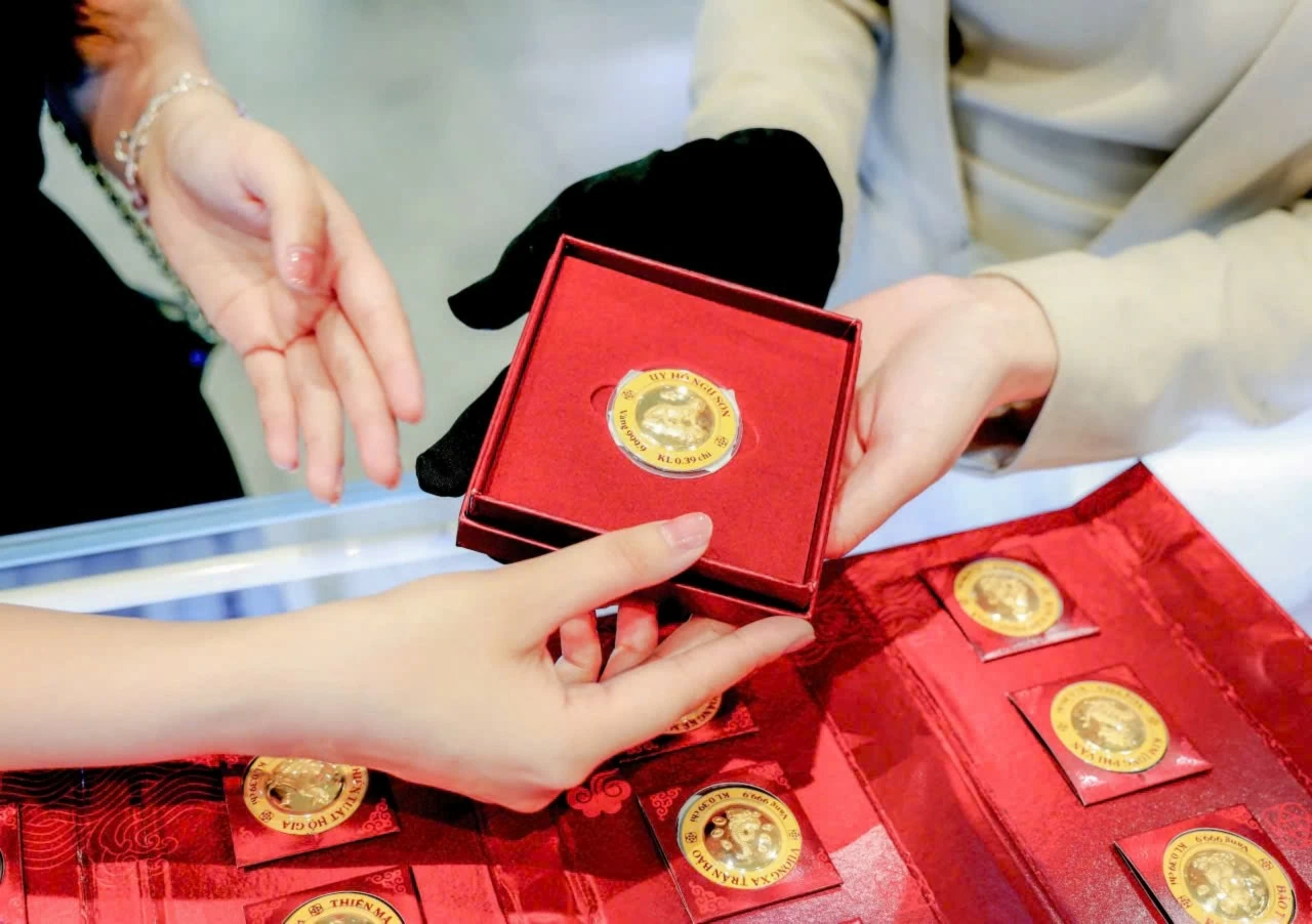Vía Thần Tài 2026: Người mua vàng tìm kiếm “giá trị kép” thay vì chỉ tích trữ Vía Thần Tài 2026: Người mua vàng tìm kiếm “giá trị kép” thay vì chỉ tích trữ