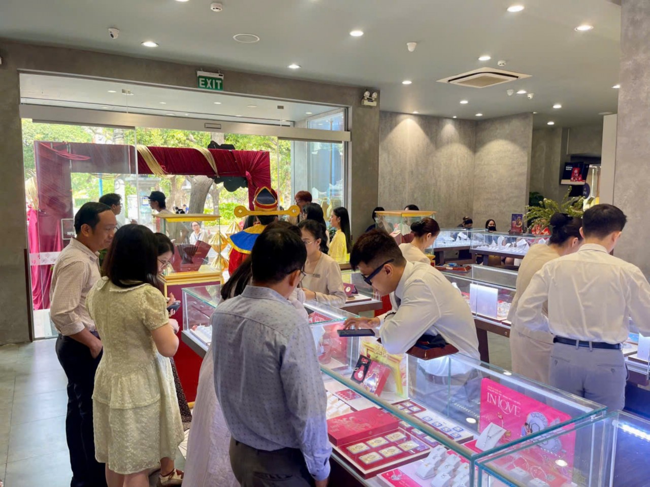 Vía Thần Tài 2026: Người mua vàng tìm kiếm “giá trị kép” thay vì chỉ tích trữ Vía Thần Tài 2026: Người mua vàng tìm kiếm “giá trị kép” thay vì chỉ tích trữ