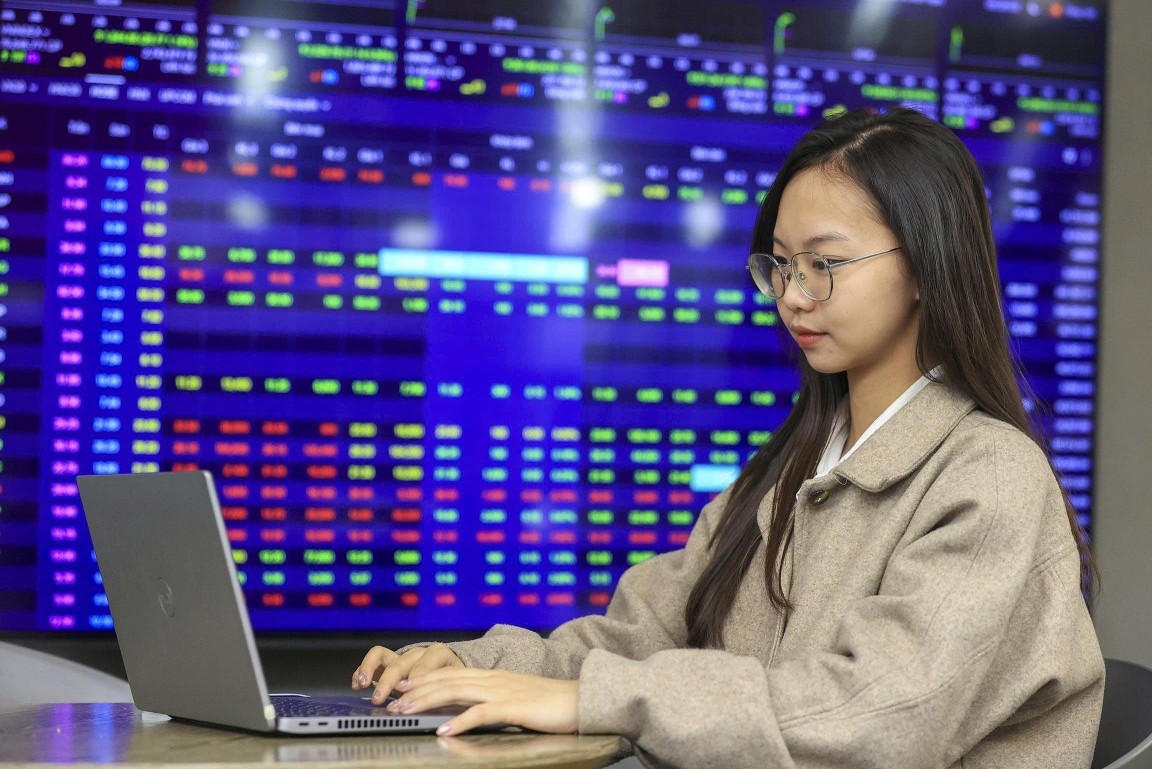 Chứng khoán ngày 25/2: Áp lực bán xuất hiện, VN-Index ngắt mạch tăng