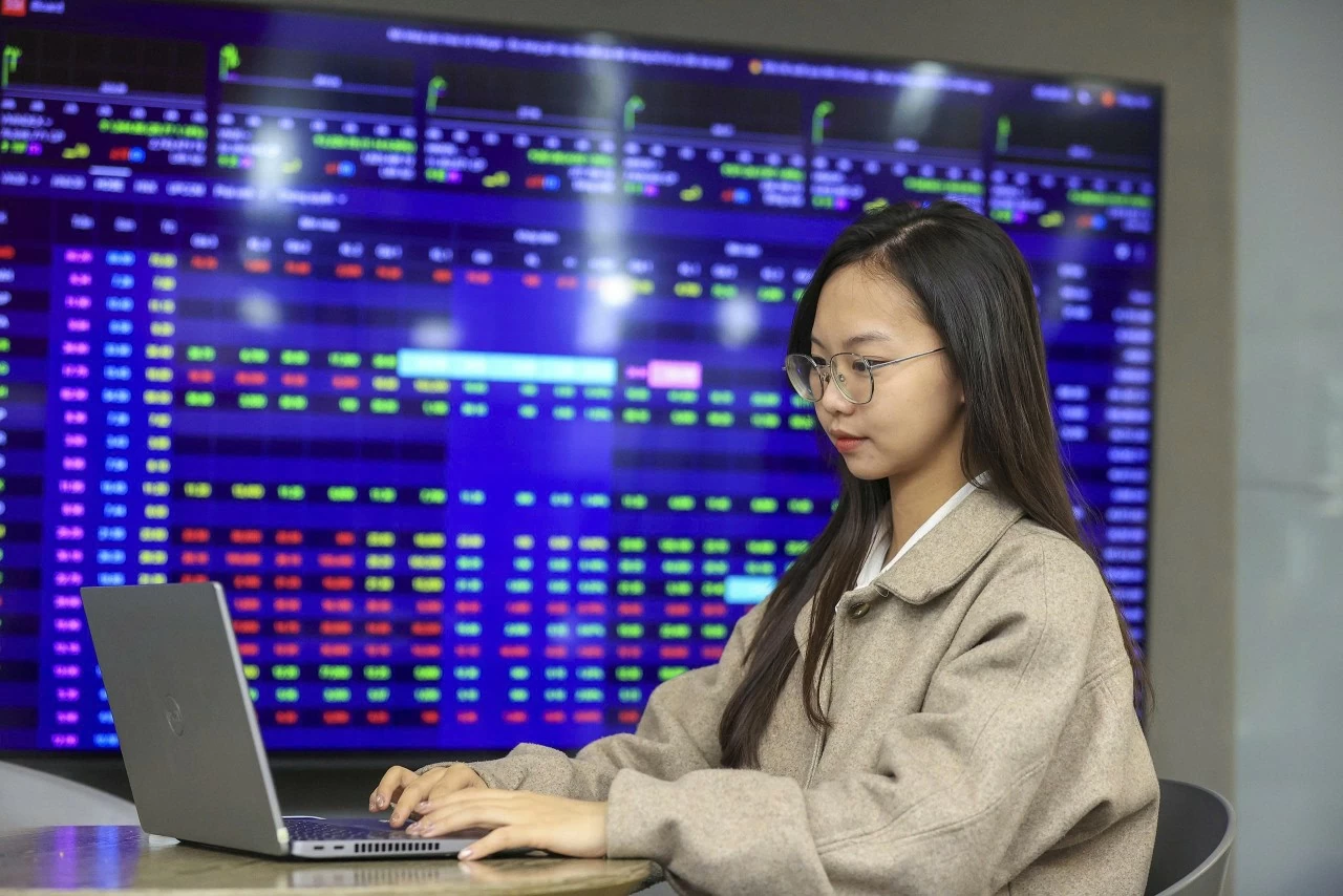 Chứng khoán ngày 25/2: Áp lực bán xuất hiện, VN-Index ngắt mạch tăng